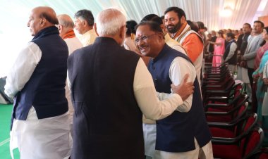 *दिल्ली के शपथ ग्रहण समारोह में जब प्रधानमंत्री मोदी ने थामा विष्णुदेव साय का हाथ: मंच पर दिखी खास आत्मीयता*