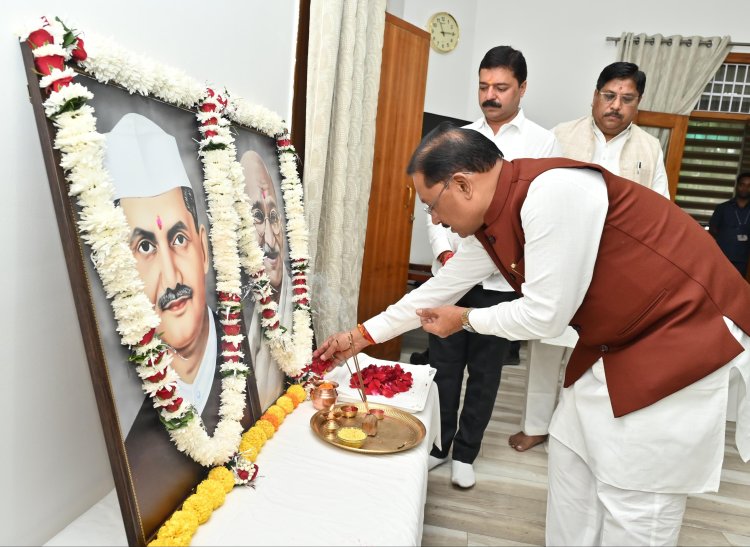 मुख्यमंत्री श्री साय ने राष्ट्रपिता महात्मा गांधी और पूर्व प्रधानमंत्री श्री लाल बहादुर शास्त्री को उनकी जयंती पर किया नमन