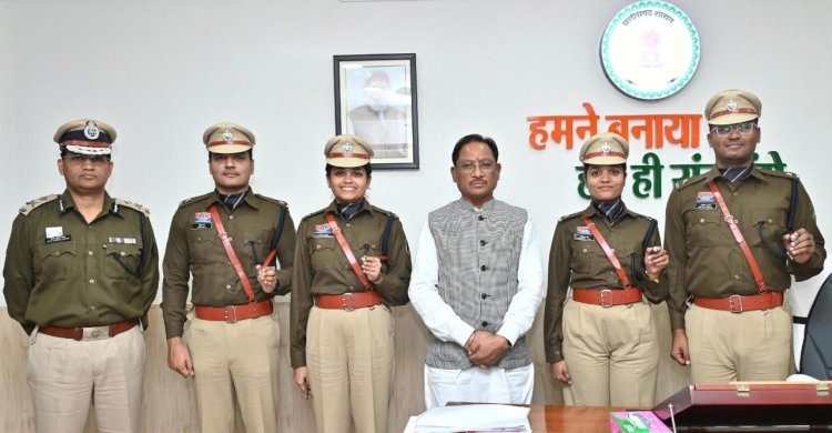 मुख्यमंत्री श्री विष्णुदेव साय से प्रशिक्षु आईपीएस अधिकारियों ने की सौजन्य भेंट