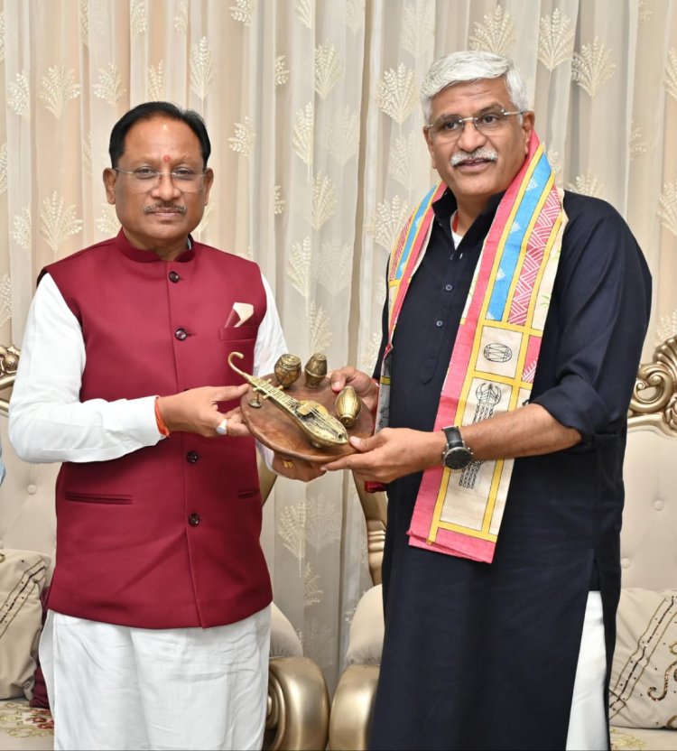 *केंद्रीय पर्यटन एवं संस्कृति मंत्री श्री गजेन्द्र सिंह शेखावत ने मुख्यमंत्री श्री विष्णुदेव साय से की सौजन्य भेंट*