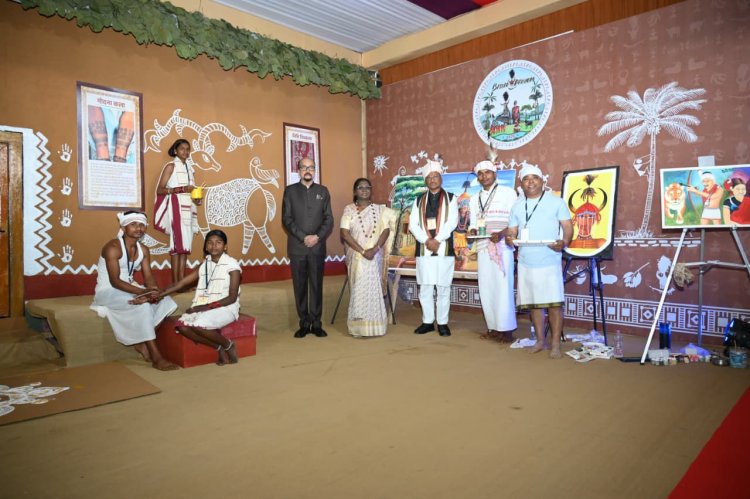 *जनजातीय परंपराओं और संस्कृति पर आधारित भव्य प्रदर्शनी का राष्ट्रपति श्रीमती द्रौपदी मुर्मु ने किया अवलोकन*