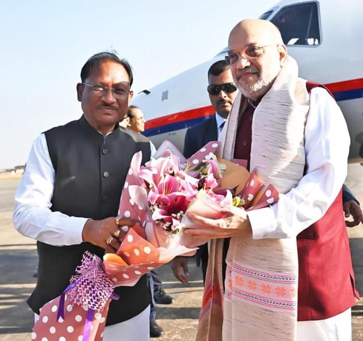 *तीन दिवसीय छत्तीसगढ़ दौरे पर पहुंचे केंद्रीय गृह एवं सहकारिता मंत्री श्री अमित शाह : मुख्यमंत्री श्री विष्णुदेव साय ने स्वामी विवेकानंद विमानतल पर किया आत्मीय स्वागत*